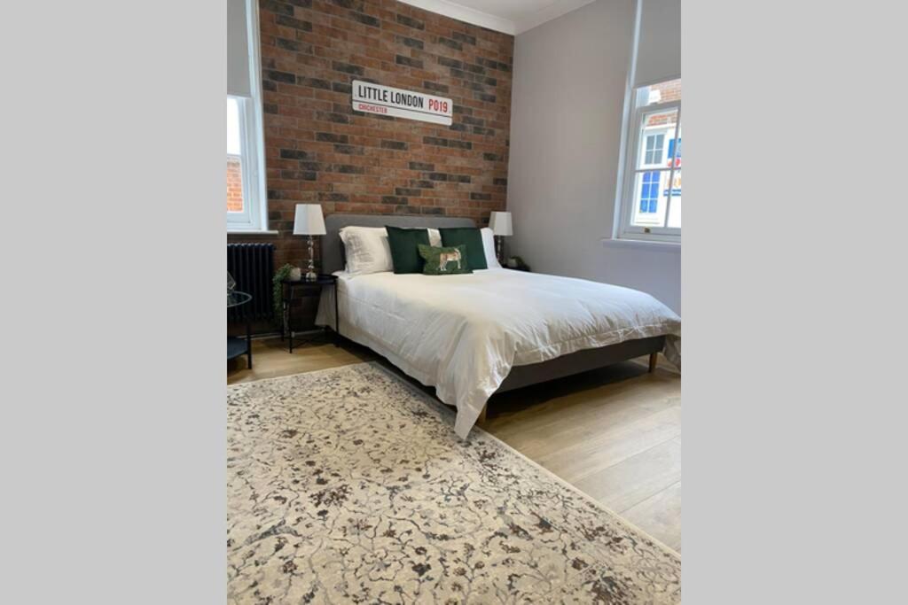 City Centre Entire Studio Apartment Чичестер Экстерьер фото
